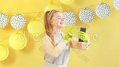 年轻的微笑女佣在网上找到了清洗<strong>脏盘子</strong>的最好方法。 洗菜的现代过程